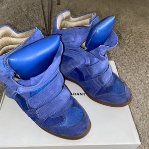 Isabel Marants  - Ursnygga blå marants i storlek 38 och i gott skick. Säljes då jag inte längre har stor användning för dem. Kan både mötas upp eller levereras men då står köparen för frakten. 