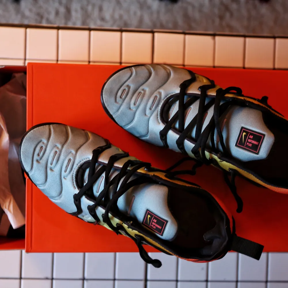 Använda men i fint skick Nike Air Vapormax Plus sneakers i storlek 40.. Skor.