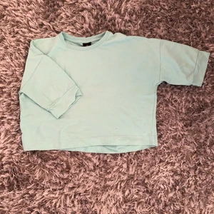 Tröja -  En blå liten tröja, den är inte liten utan den är typ som en magtröja!