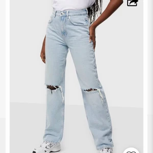 Ljusblåa jeans - Ljusblåa jeans har dom inte här just nu därför en bild från internet. Sällan använda då dom är för stora.kostade ca 600 kr när jag köpte dom