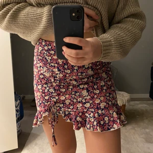 Kjol - Blommig tajt kjol med volang ned till. Aldrig använt.