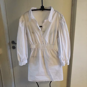 Klänning - Säljer min fina skjortklänning från Boohoo. Använd 1 gång, fint skick!