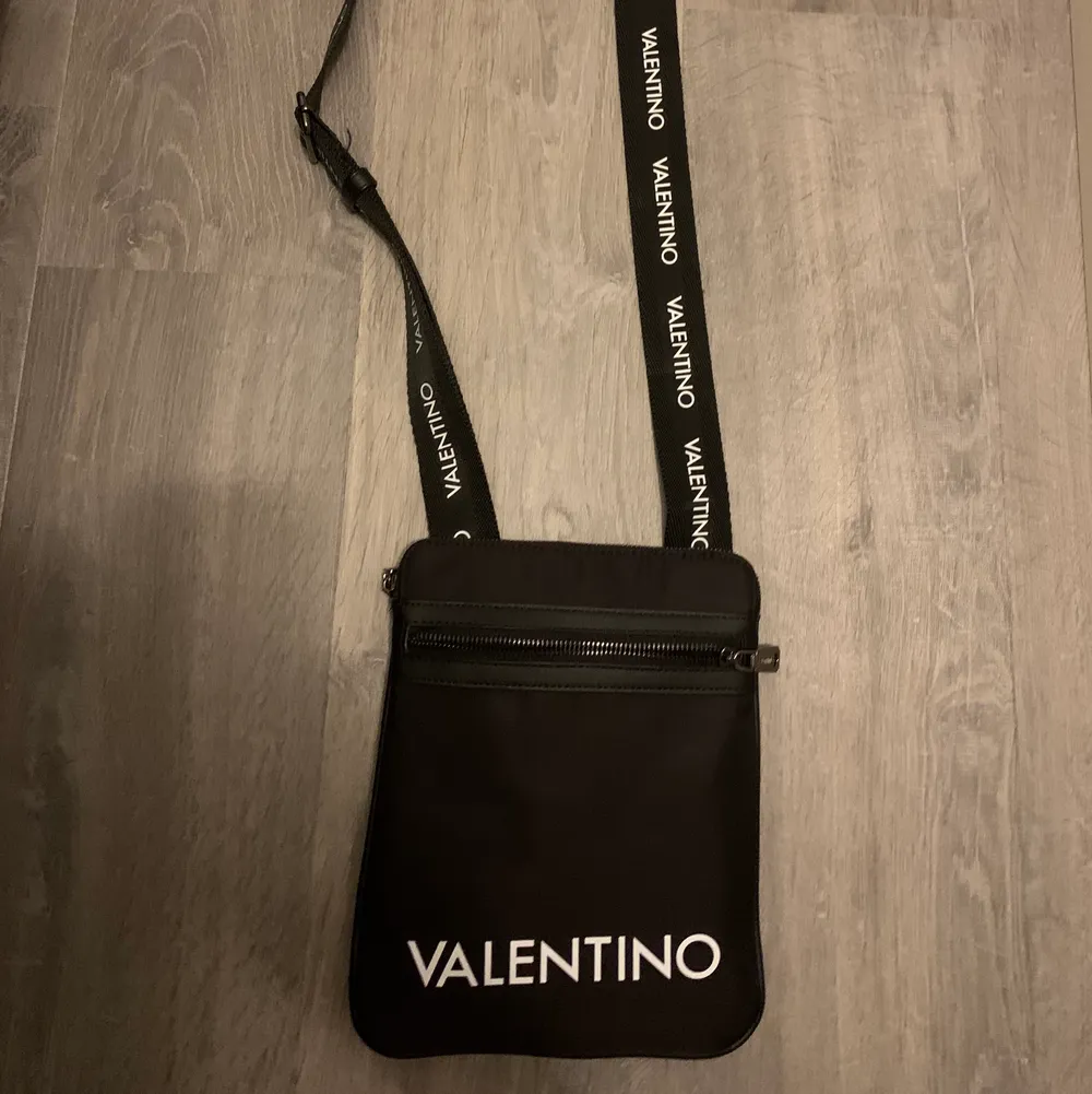 Valentino väska helt ny, skick 10/10.  säljer på grund av att det inte är min still.     Priset kan diskuteras . Accessoarer.