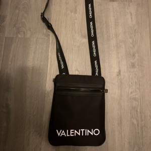 Valentino väska helt ny, skick 10/10.  säljer på grund av att det inte är min still.     Priset kan diskuteras 