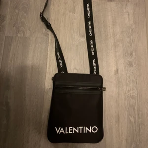 Valentino väska helt ny  - Valentino väska helt ny, skick 10/10.  säljer på grund av att det inte är min still.     Priset kan diskuteras 