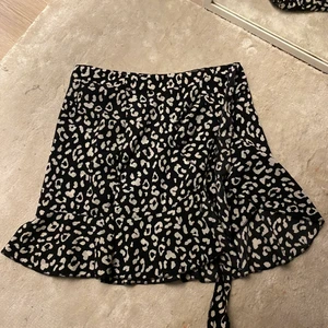 Kjol - Super fin kjol från SHEIN, leopard mönster, knyts i sidan. Aldrig använt!😍