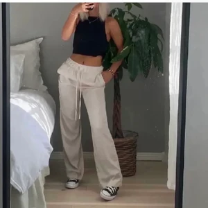 Linnebyxor  - Lånade bilder men säljer att par likadana linnebyxor från hm köpa här på plick men dom var lite för korta, jag är 170 så passar nog om man är 160-167 typ. Nästan inte avdvända 