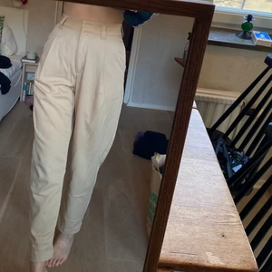 Beiga kostymbyxor - Kostymbyxor från Weekday! Supersnygga, lite ”ballongformade”, storlek 36. Hög midja. Använder alldeles för sällan :( Köpare betalar frakt 