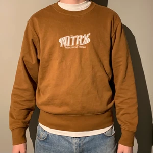 Brun sweatshirt från Weekday - Köpte för 1 år sedan och säljer nu tyvärr pga att den är för liten. 
