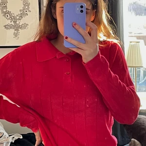 Piké  - Klarröd stickad pikétröja. Väldigt cool!