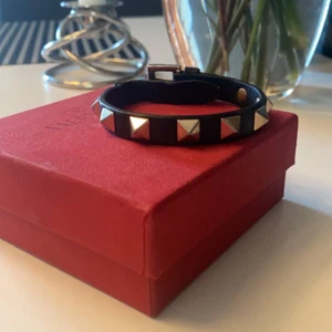 Valentino armband - Köpt på NK i använt skick. Läderremen har gått upp lite men går att limma. I använt skick därav det låga priset. Köpt på NK