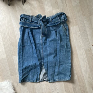 Jeanskjol - Jeanskjol från Lindex men knytning fram och dragkedja bak. Aldrig använd 🥰