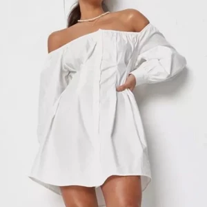 Studentklänning - Säljer nu denna vita klänningen som är perfekt till studenten!!!