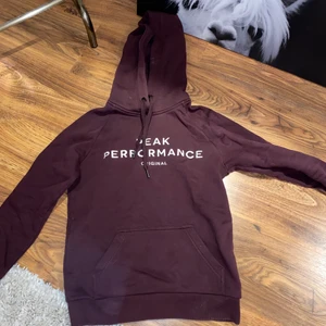 Peakhoodie storlek S - Lila/röd men nu mest röd då den är urtvättad. Frakten ingår i priset alltså 134kr för tröjan och 66kr för frakten.