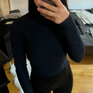 Marinblå polotröja  - I riktigt fint skick och sitter jätte fint på. 