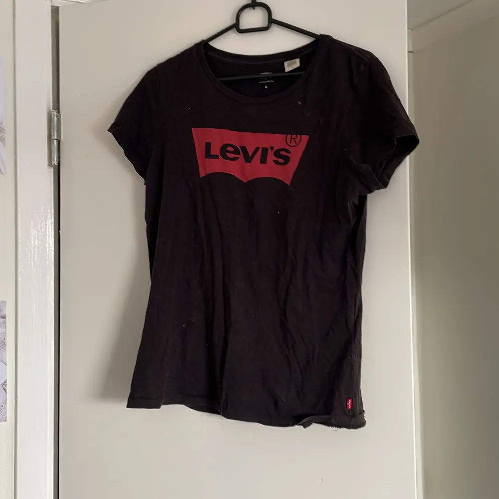 Sparsamt använd Levis tröja🥰. T-shirts.