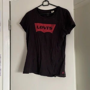 Levis t-shirt - Sparsamt använd Levis tröja🥰