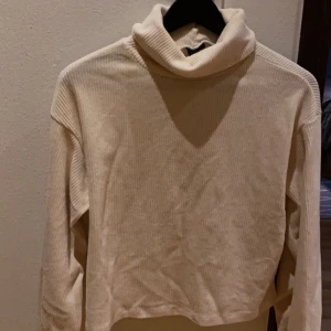 Stickad tröja - Säljer denna sjukt snygga tröjan med polokrage. Stryker såklart innan leverans. Använt fåtal gånger men i bra skick.