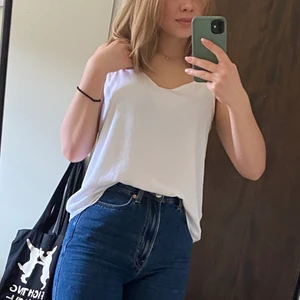 Vitt linne - Vitt supersöt linne i bra skick, säljer då det inte riktigt är min stil längre 🤍