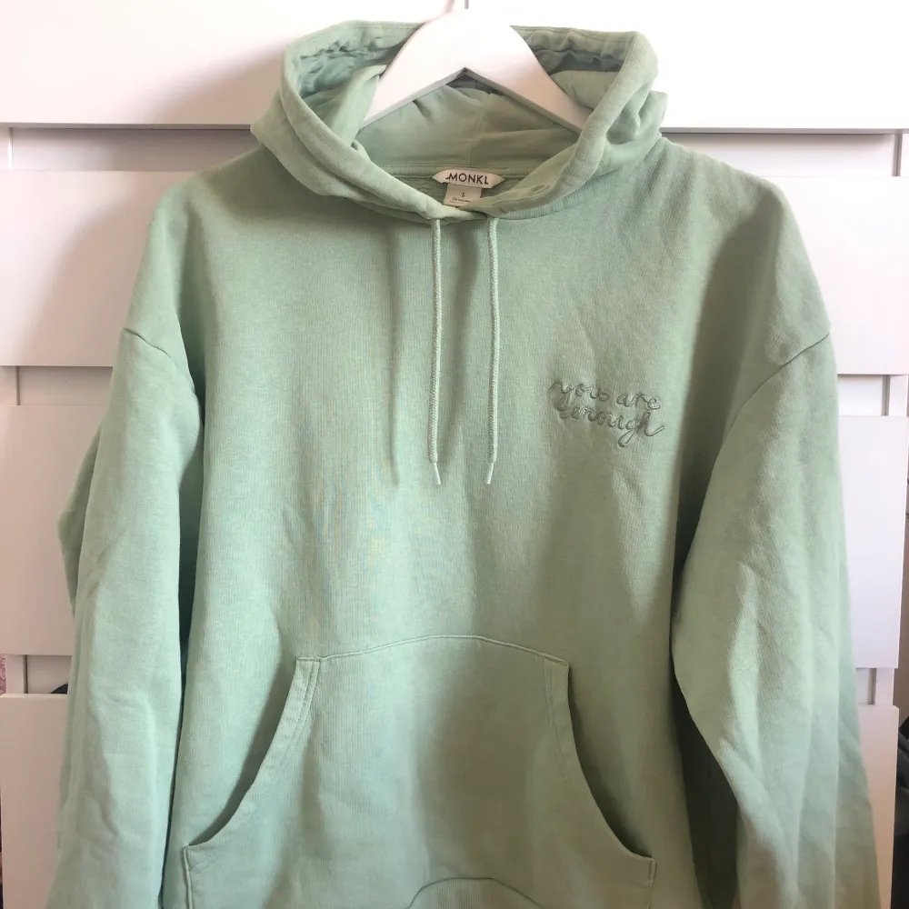 Jättesöt hoodie från Monki💚 färger är lite mint/sage-grön och kommer vara superfin i sommar!🌞  Möts upp i sthlm och fraktar i hela Sverige💫💜. Hoodies.