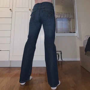 Y2k Flared Jeans - Säljer dessa coola flared jeans i storlek 42!❤️ 85cm midja och 78cm innerbenslängd, jag är 172cm och bär vanligtvis W28-29💖