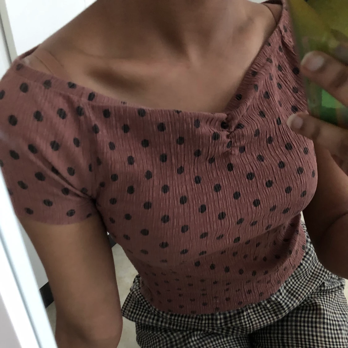 brun topp med svarta prickar