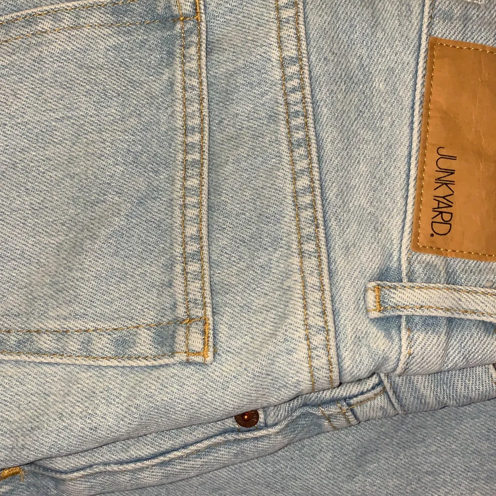 Ett par jättefina jeans från junkyard som jag klippt så de passar mig som är 162. köparen står för frakten 💓. Jeans & Byxor.