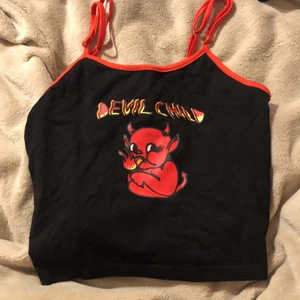 Svart crop top  - Tröja med trycket ”devil child” köpare står för frakt 📦 
