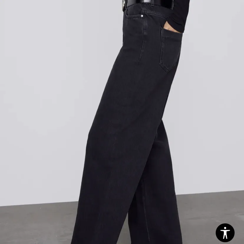 Snyggaste Zara jeansen med vida ben😍 strl 40 o sitter så snyggt oversized och lite lågmidjat på mig som har strl 36/38. Aldrig använda . Jeans & Byxor.