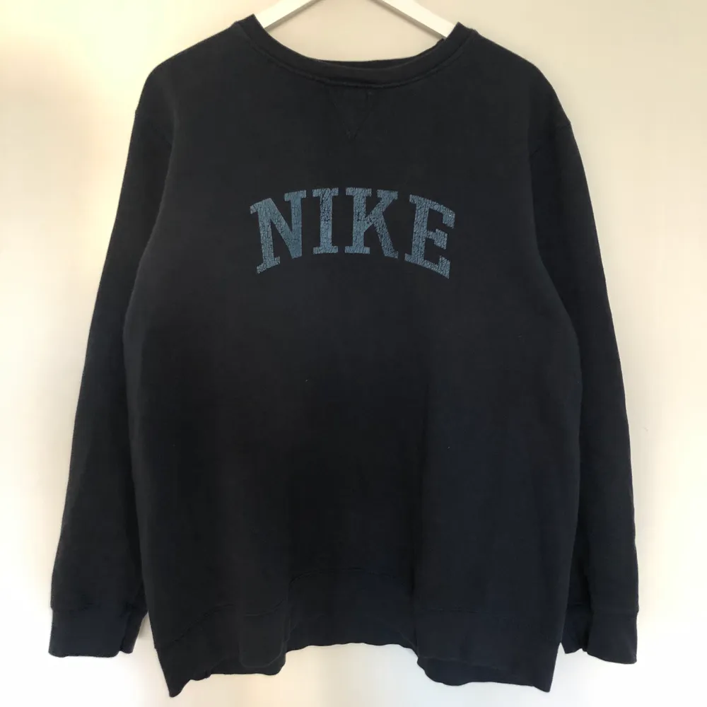 Vintage Nike spellout sweatshirt i mörkblå färg. Tröjan är från sena 90-talet. Texten är blå och har cracking runt om på texten.. Tröjor & Koftor.