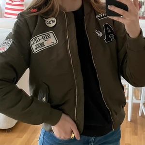 Cool jacka med tryck - En riktigt cool jacka ifrån H&M. Aldrig använd endast testad. Jackan är i storlek 170 cm och sitter lite oversize på mig. Om fler är intresserade blir det budgivning, utgångspris är 100 kr + frakt (45 kr) AKTUELLT BUD: 100 kr