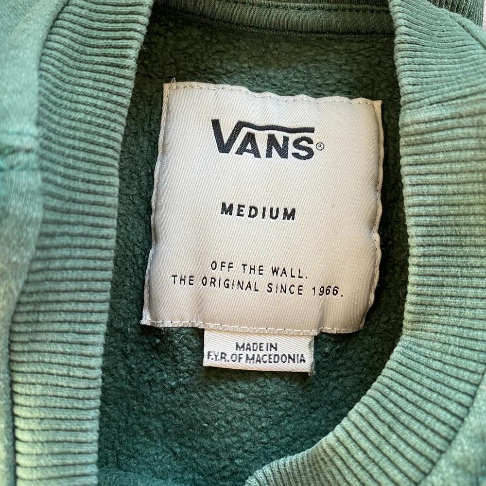 Mörkgrön sweatshirt från Vans | lite matt i färgen | strl M | frakt tillkommer. Tröjor & Koftor.