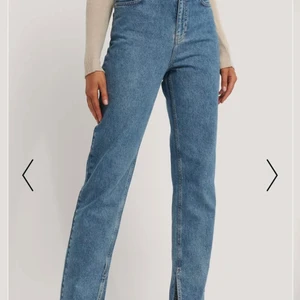 Slide slit denim - Nästintill oanvända pga för korta för mkg. Jag är 170 lång och jeansen har en slits på insidan på varje ben! Köpare står för frant, kom privat för bättre bilder!