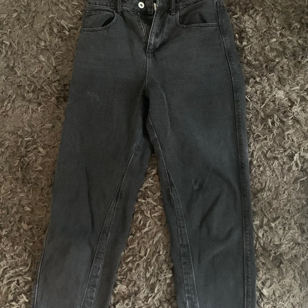 snygga jeans som sitter jätte fint och är i perfekt längd för mig som är 162 cm! den har en liten fläck vid knäet men går och tvätta bort . Jeans & Byxor.