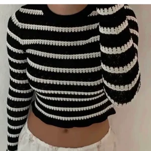 Zara topp - Säljer denna söta topp ifrån zara i storlek S! Säljer för 250 kr❤️❤️Oanvänd med lappar kvar