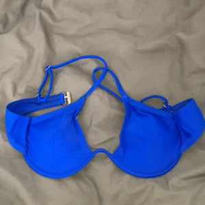 Blå bikinitopp  - En mörkblå superfin bikinitopp från shein i storlek XS som aldrig har används pga fel storlek 