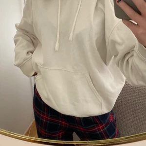 Vit hoodie - Vit jättefin hoodie från Weekday. Väldigt fint skick och bra fin passform. Säljer pga att jag tycker att den är lite stor på mig🤍
