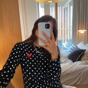 comme des garcons T-shirt  - Säljer min fina T-shirt från comme des garcons. Använd 2-3 gånger. Köpt på NK paul and friends✨✨🤩❤️