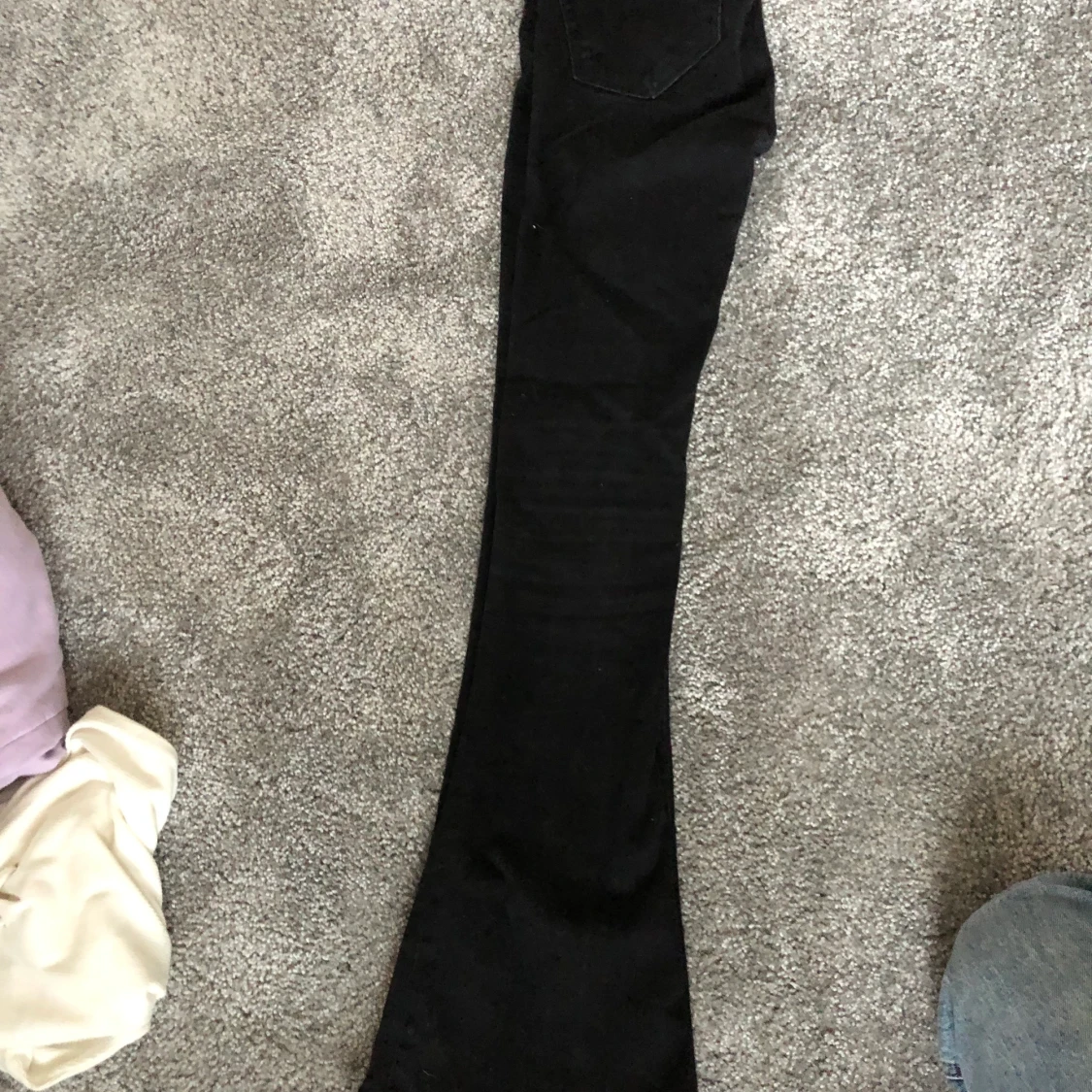 Svarta ut svängda jeans lager 175 - 90