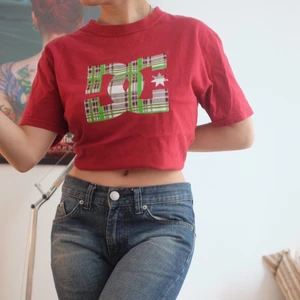 Dc t shirt - Original t shirt ca 60cm från hals till slutet. Använd uppvikt under bh:n men är oversized i vanliga fall