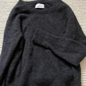 En stickad mörkgrå tröja från Samsøe Samsøe i storlek S! Inga returer! 