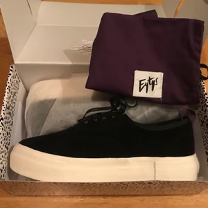 Eytys skor  - Säljer nu mina superfina skor från eytys i modellen mother sude❤️ på bilden ser dem svarta ut men dem är igentligen mer åt det marinblåa hållet. Dem är lite smutsig på sulan men det går nog att ta bort som jag kan försöka göra innan den skickas❤️ skriv privat för fler bilder!