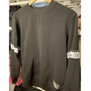 Calvin Klein svart crewneck - Unisex, passar XS/S. Priset kan diskuteras vid smidig affär ☺️
