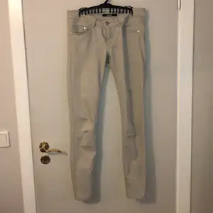 Jättefina låga beige jeans. Lite använda men ser ut som nya förutom sömmen har gått upp lite gran på fickan. Går att fixa enkelt. 