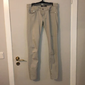 Bikbok lågajeans - Jättefina låga beige jeans. Lite använda men ser ut som nya förutom sömmen har gått upp lite gran på fickan. Går att fixa enkelt. 