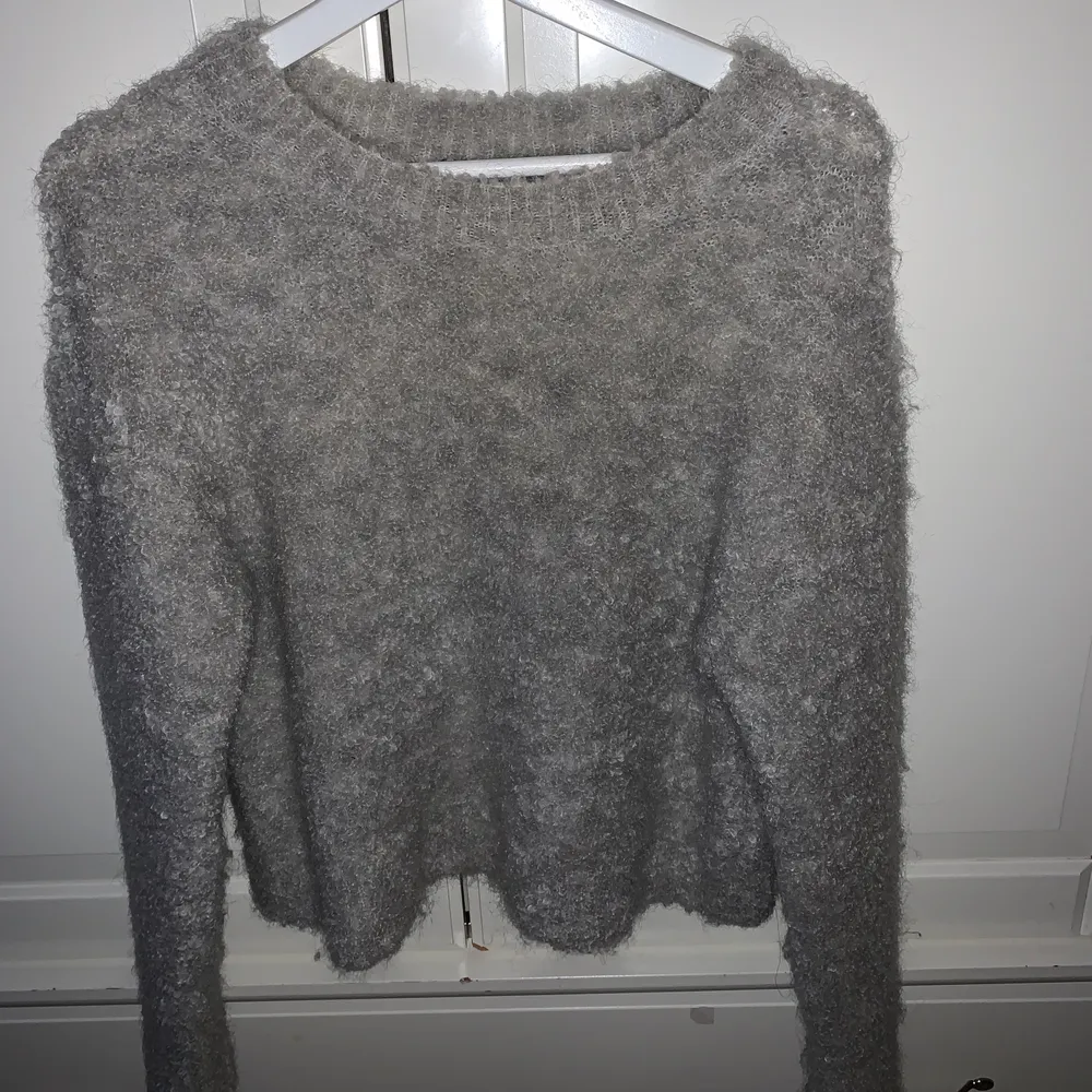 Jättemysig sweater från COS, köpt på märkes-secondhand i Stockholm. Storlek XS men sitter mer som en S. Jag bjuder på frakten! ❤️. Stickat.