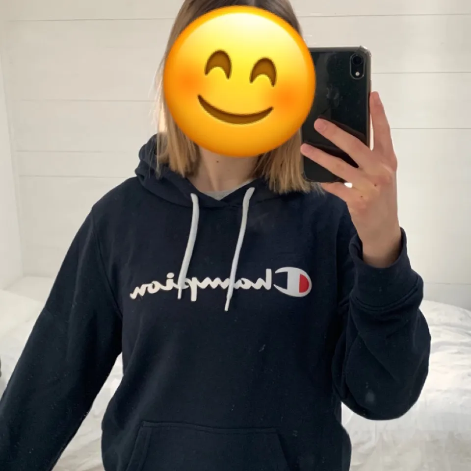 Mörkblå champion hoodie, storlek M. Fint skick. Spårbar frakt 66kr❤️. Tröjor & Koftor.