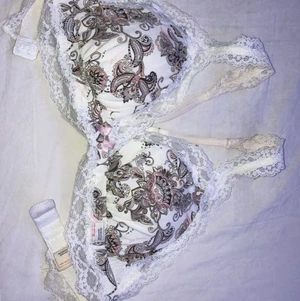 Odd Molly bh  - Säljer en helt ny odd molly bh utan bygel, jätte fin och skön men säljer för det var fel strorlek 