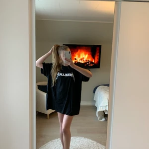 Metallica klänning - En t-shirt klänning som passar många. Riktigt skön och mjuk i materialet och jag har stylat det med ett skärp i midjan. Klänningen/t-shirten är i Onesize och är i nyskick