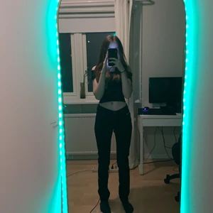 Diesel now Waisted jeans - Köpte dessa för ett tag sen men gillar inte riktigt låg midjade byxor. Storlek 27. 100% bomull .  Ytterben: 100cm innerben : 80 cm. Midja : 74 cm. I väldigt bra skick pris kan diskuteras.